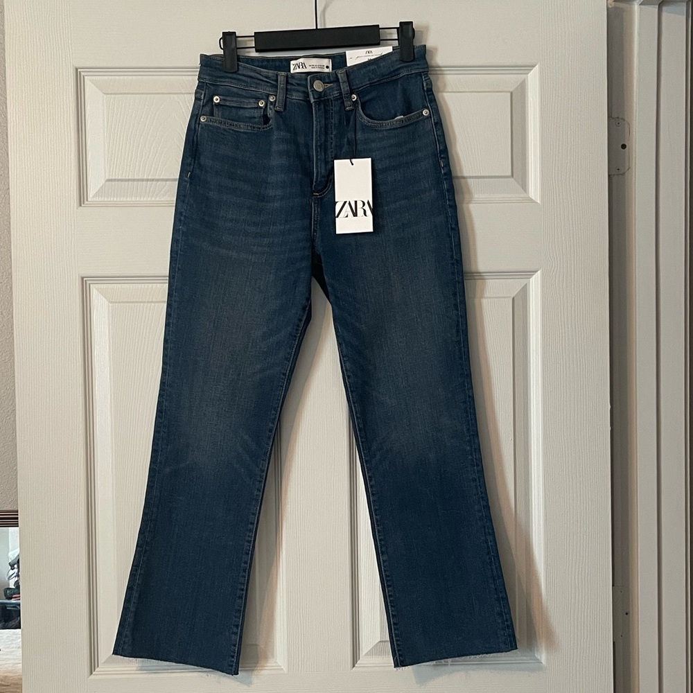 Zara • NWT The Dreed Flare Cropped Jeans. Size 6